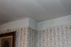 Parlor picture rail (before)